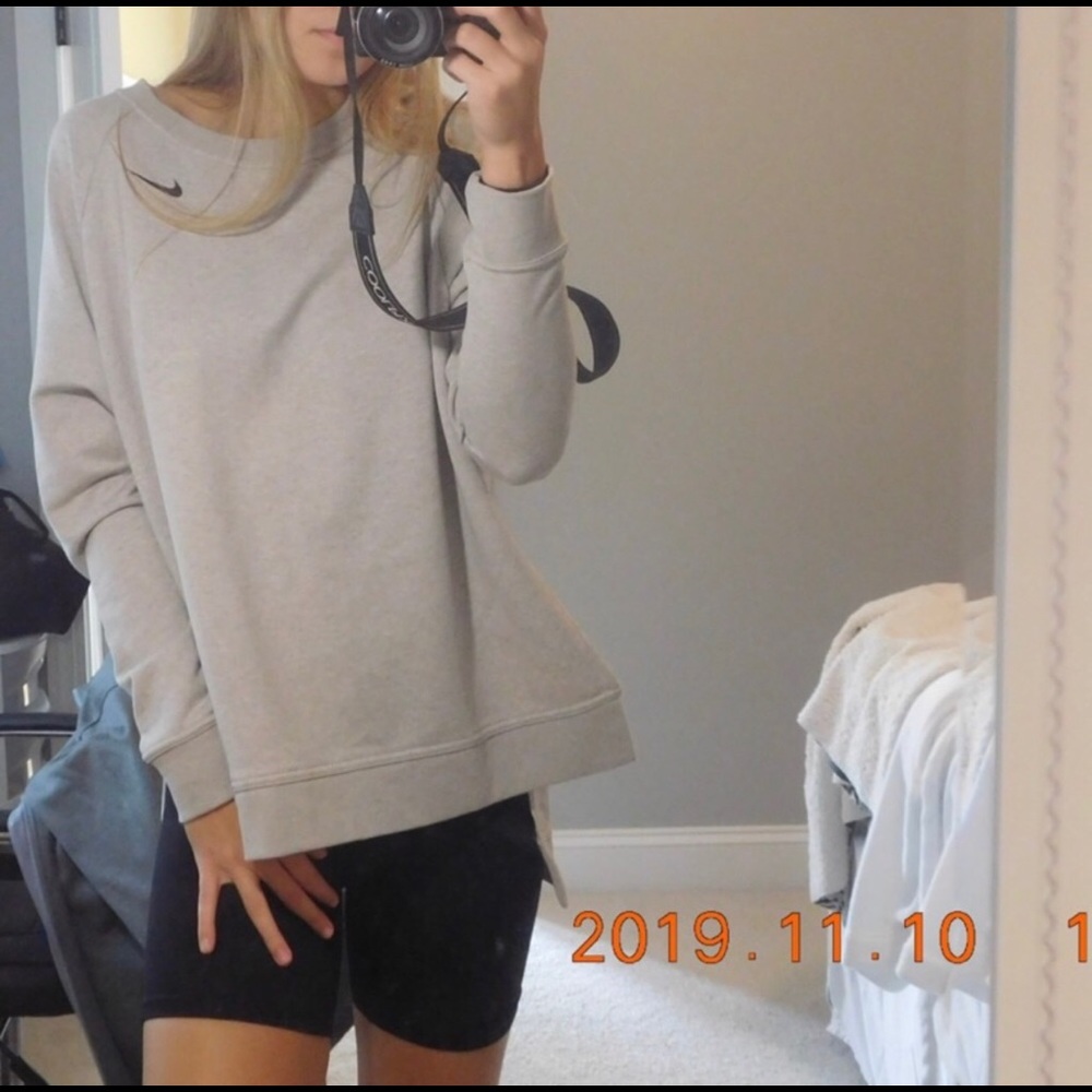 SOLD nike crewnecK